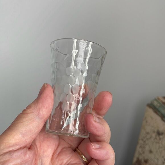 Set of four etched grapevines cordial glasses - Picture 5 of 8